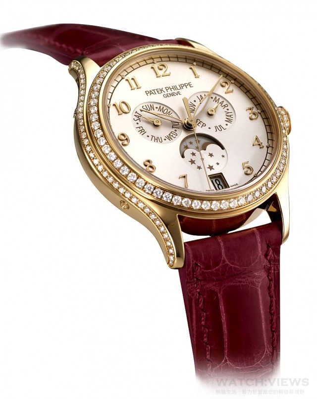 4947R-001年曆腕錶 18K玫瑰金錶殼，錶徑38毫米，錶殼鑲有141顆鑽石（約1.28克拉），錶冠鑲有14顆鑽石（約0.06克拉），時、分、秒、年曆功能、月相顯示，324 S QA LU自動上鍊機芯，鱷魚皮錶帶。