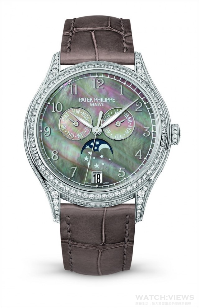 4948G-001年曆腕錶 18K白金錶殼，錶徑38毫米，錶殼鑲有347顆鑽石（約2.65克拉），錶冠鑲有14顆鑽石（約0.06克拉），珍珠母貝面盤，時、分、秒、年曆功能、月相顯示，324 S QA LU自動上鍊機芯，鱷魚皮錶帶。
