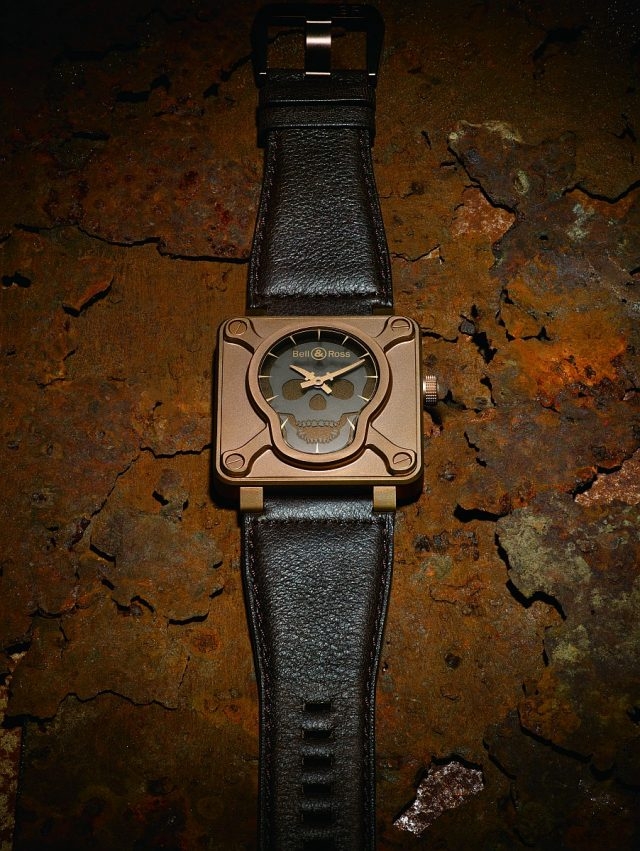 Bell & Ross BR01 Skull Bronze 青銅錶殼鈦合金底蓋，錶徑46毫米，時、分指示，BR-CAL.302自動機芯，藍寶石水晶鏡面，仿古皮革錶帶，防水100米。建議售價NTD228,500。