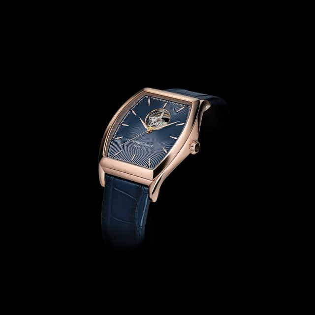 經典系列Classic Collection Tonneau 玫瑰金IP電鍍不鏽鋼錶殼，男錶錶徑41x45毫米，時、分針，自動機芯，藍色皮革錶帶，防水50米，建議售價NTD43,500。 