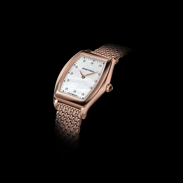 經典系列Classic Collection Tonneau 玫瑰金IP電鍍不鏽鋼錶殼，女錶錶徑28x30毫米，時、分針，石英機芯，多節式鍊帶。防水30米。建議售價NTD40,000。
