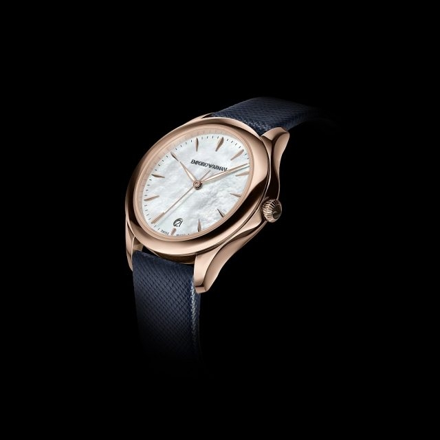 女士腕錶系列 Esedra Collection 玫瑰金IP電鍍錶殼，錶徑32毫米，時、分、秒、日期顯示，石英機芯，藍色saffiano小牛皮錶帶，防水30米。建議售價NTD19,500。