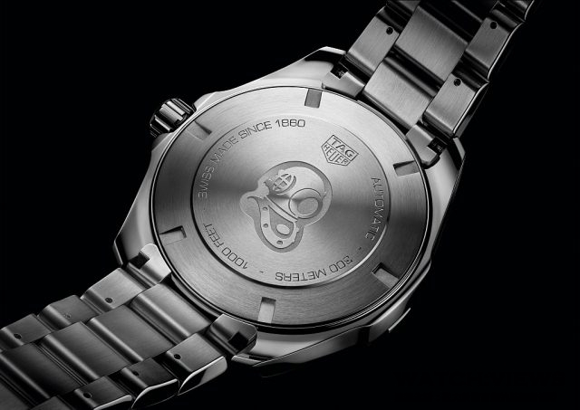 Aquaracer系列陶瓷錶圈防水300米自動腕錶的旋入式底蓋上鐫刻有潛水鐘圖案。