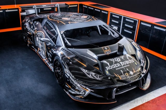 在Roger Dubuis 與 FFF 車隊的合作計劃中， 由五位專業車手所駕駛的五輛 GT 超級跑車——兩輛 Lamborghinis （藍寶堅尼）和三輛McLarens（ 麥拉倫）——將在競賽過程中展現出羅杰杜彼製錶世界的迷人色彩。