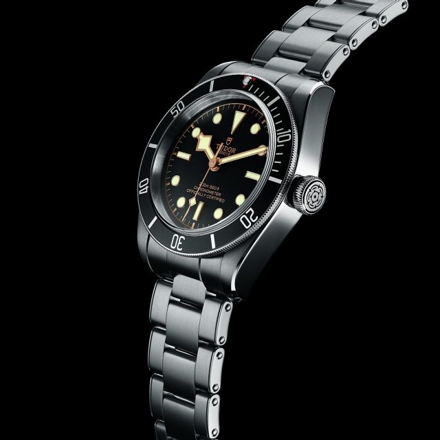 帝舵同時從品牌五、六十年代的鉚接錶帶中汲取靈感，重新設計Heritage Black Bay系列錶款的鋼錶帶。錶帶一側鏈節以鉚釘頭連接，結構呈階梯形，這些設計特色聞名於世。