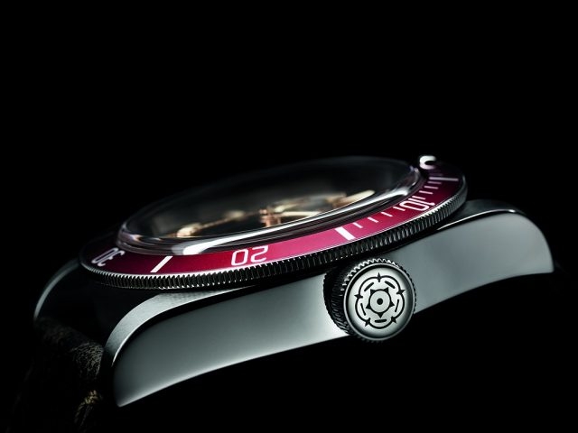 Heritage Black Bay顯著搶眼的上鏈錶冠則源於帝舵1958年推出的「大錶冠」錶款（型號7924），其上刻有帝舵玫瑰標誌。