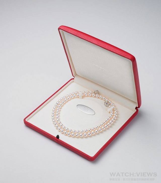 MIKIMOTO Double Eight 日本珍珠串鍊專屬典雅充滿熱情的紅色珠寶盒。