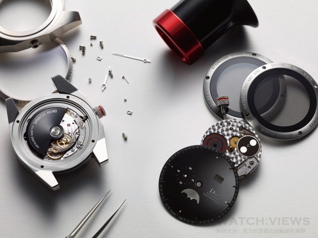 在Dior Chiffre Rouge簡約的外表之下，來頭也不小，除搭載ETA 機芯的款式，更有如Chiffre Rouge C03 月相及C05 兩地時間等腕錶配備著Zenith 研發機芯，擺脫大眾對於「流行時尚錶」的刻板印象──更準確地說，Dior Chiffre Rouge 就是擁有專業製錶水準的時計。