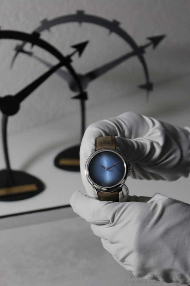 亨利慕時勇創者大三針電光藍概念腕錶 （Endeavour Seconds Centre Concept Funky Blue） 技術細節 編號1343-0209，白金款，天藍色fumé錶盤，手工縫製磨絨羚羊皮錶帶 錶殼  18K白金，三件式 直徑：40.8毫米 厚度：10.9毫米 透明藍寶石水晶玻璃錶後蓋 錶盤 飾有旭日紋的天藍色fumé錶盤 機芯 自主設計和製造的手動上弦HMC 343機芯  直徑：34.0毫米 厚度：5.8毫米 頻率：18,000振次/小時  停秒功能 雙發條盒 所有擺輪和小齒輪均採用Moser輪齒  可替換式Moser擒縱機構 原裝斯特拉曼游絲 (Straumann Hairspring®)，配穩定的寶璣游絲 金質擒縱輪和擒縱叉  機芯和零件均為手工打磨和修飾  功能 小時和分鐘  中央秒針 機芯側動力存儲指示器 錶帶 手工縫製磨絨羚羊皮錶帶  純18K白金插針式錶扣，鐫刻Moser標誌   建議售價 NT$750,000