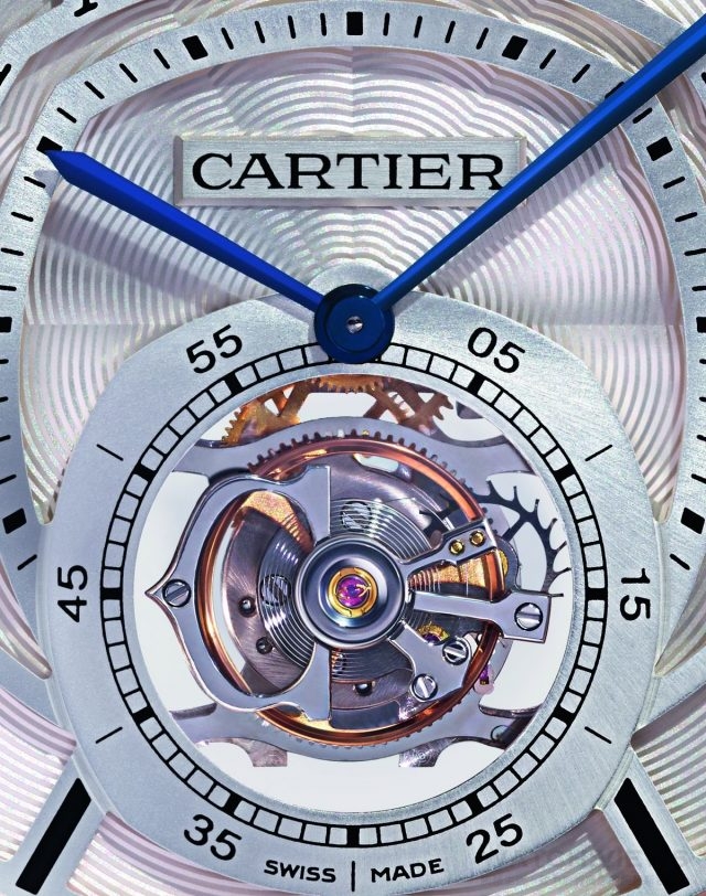 Drive de Cartier浮動式陀飛輪腕錶 象徵製錶工藝最高殿堂的陀飛輪以及日內瓦印記，充分展現卡地亞在製錶工藝的至高成就。