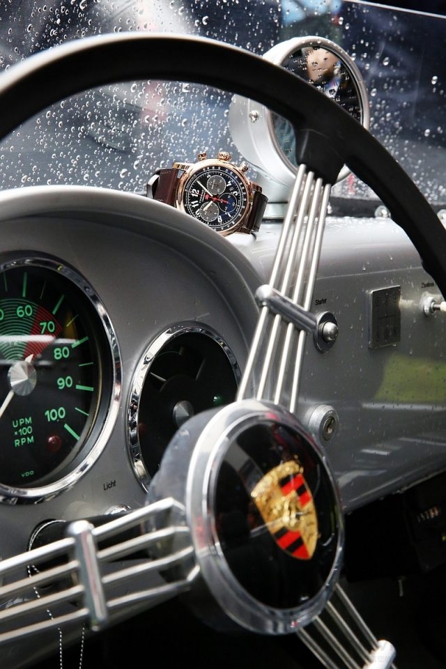 Mille Miglia 2016 XL Race Edition腕錶與古典賽車相襯，更顯風采。© Magali Girardin/Chopard.