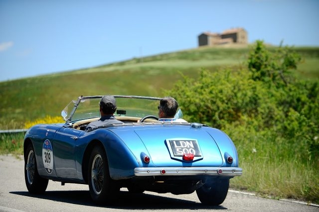 Mille Miglia古董車賽事途經美麗的義大利鄉間