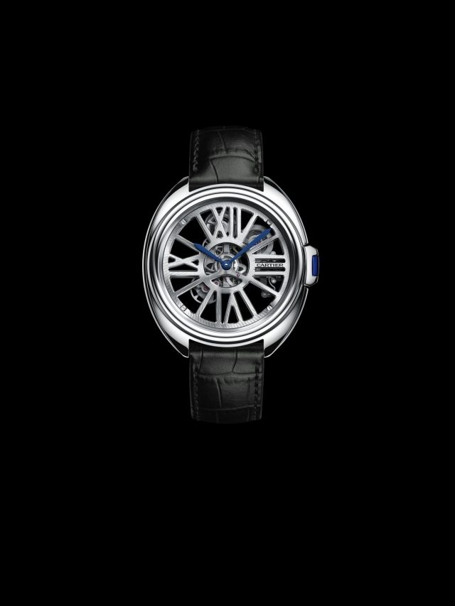 Clé de Cartier 自動上鍊鏤空腕錶 950/1000 鈀金錶殼，錶冠鑲嵌藍寶石1 顆，錶徑41 毫米，9621 MC 型自動上鍊機芯，48 小時動力儲存，時、分，藍寶石水晶玻璃鏡面及 後底蓋，防水30 米，鱷魚皮錶帶，建議售價：NTD 1,820,000