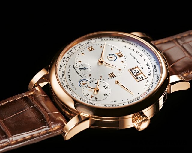 Lange 1 Time Zone以實而不華為創作原則，腕錶設有一大一小兩個偏心錶盤，大錶盤顯示原地時間，小錶盤顯示地區時間。