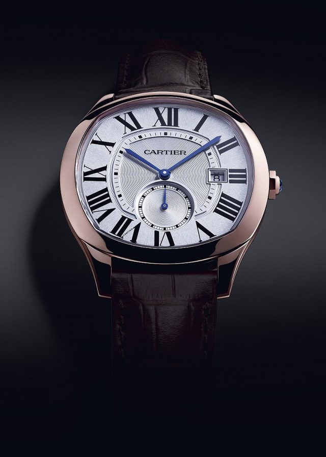 Drive de Cartier系列腕錶 18K玫瑰金錶殼，錶徑40 x 41毫米，白色雕紋錶盤，卡地亞1904-PS MC型自動上鍊機芯，日內瓦印記，時、分、小秒針、日期顯示，透明錶背，鱷魚皮錶帶，參考價NTD 625,000。