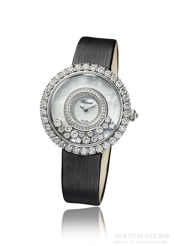 Happy Diamonds 18K白金材質圓型腕錶，錶圈鑲有爪鑲鑽石，白色珍珠貝母錶面含有15顆兩種不同大小的滑動爪鑲鑽石。參考售價: NTD 1,618,000