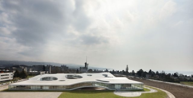SANAA事務所的 Ryue Nishizawa與Kazuyo Sejima建築師設計的勞力士洛桑(Lausanne)教育中心被譽為現代建竹的設計典範。