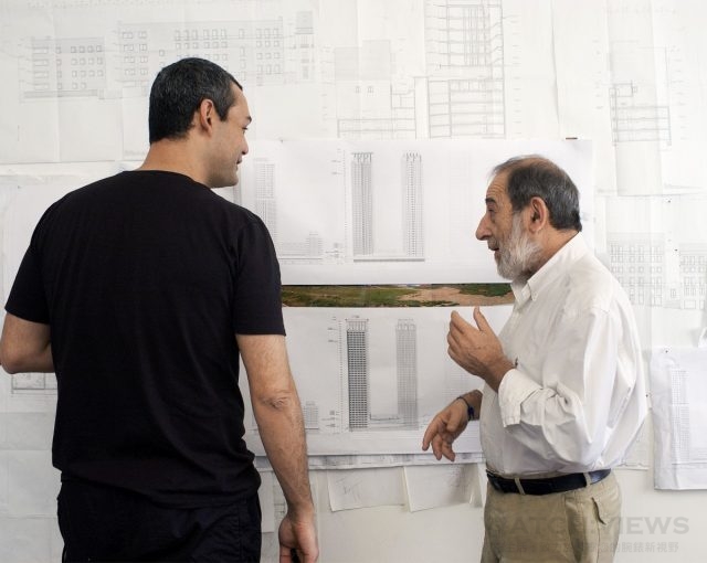 勞力士建築導師 Álvaro Siza (右) 指導學生Sahel Al-Hiyari