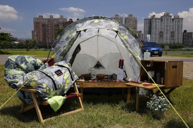 瑞士維氏特別從英國遠渡重洋運來的「Festival Protect」帳篷，展示硬漢的露營風格。