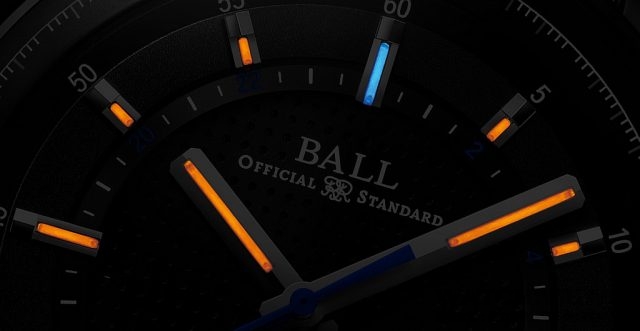 BALL for BMW GMT Chronometer腕錶備有13支自體發光微型氣燈，置於錶面、時及分針，方便夜間讀時。
