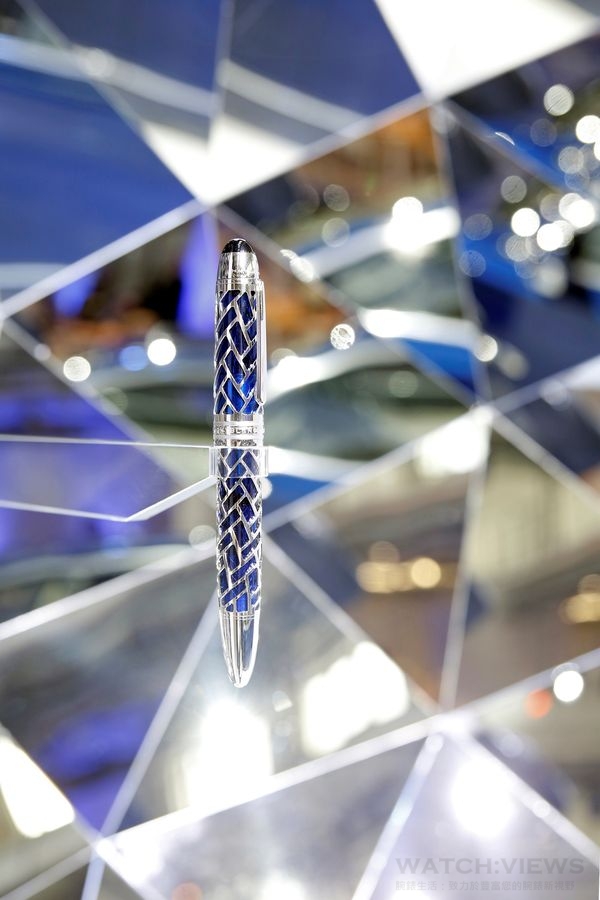 萬寶龍BMW特別款百年紀念鋼筆，鏤空金屬筆蓋和筆身的精緻網格設計，鏤空鍍銠網格巧妙透出底層湛藍色的透明高級樹脂，與BMW限量車款的獨特色彩相互呼應。