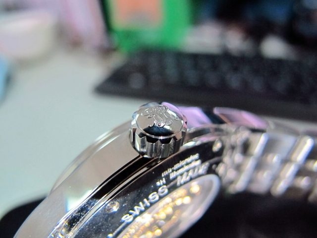 旋入式錶冠設計得相當大，操作起來手感很紮實。調校完畢之後鎖入錶殼，可避免誤觸。