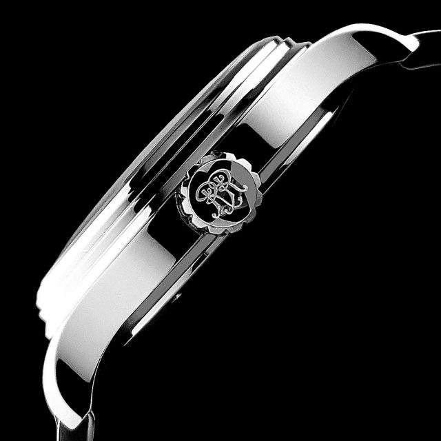 不銹鋼錶殼的直徑為41毫米，厚度則為12.5毫米，拿在手中可以明顯感受到扎實的金屬感