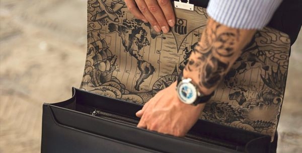 萬寶龍推出 Secret Adornment秘飾系列刺青紋飾訂製公事包，公事包的掀蓋內層當作畫布，為皮件融入獨特的刺青設計。