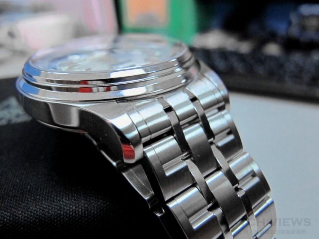 弧形錶耳的設計能夠讓使用者在配戴腕錶時提昇幅貼感與舒適度。此外在錶耳的邊緣做了一道拋光的斜角，質感大升級。