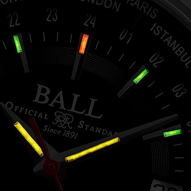 腕錶的11個時標以及時、分針均配備H₃自體發光微型氣燈，同時特別在指針採用黃光，時標1至11採用綠光，時標12則採用橘光來作為識別。