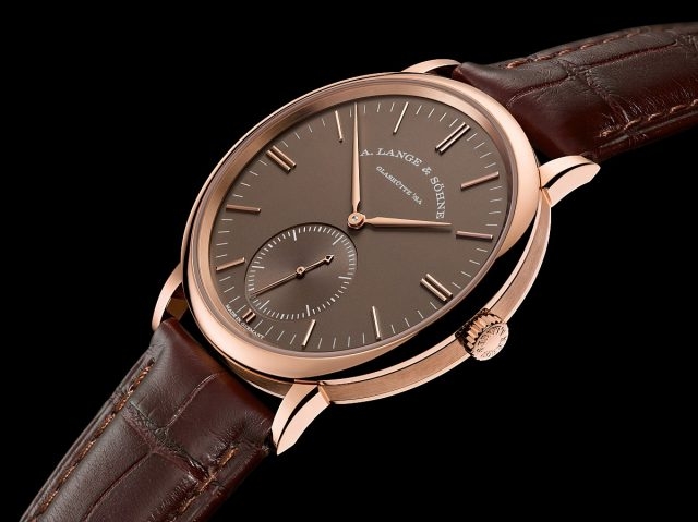 完美配搭：以18K玫瑰金或18K白金製成的Saxonia Automatic，配備灰褐色實心銀錶盤