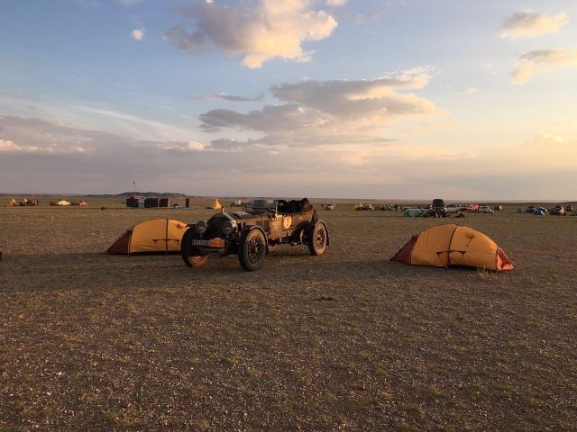 賽車手們在戈壁沙漠紮營。