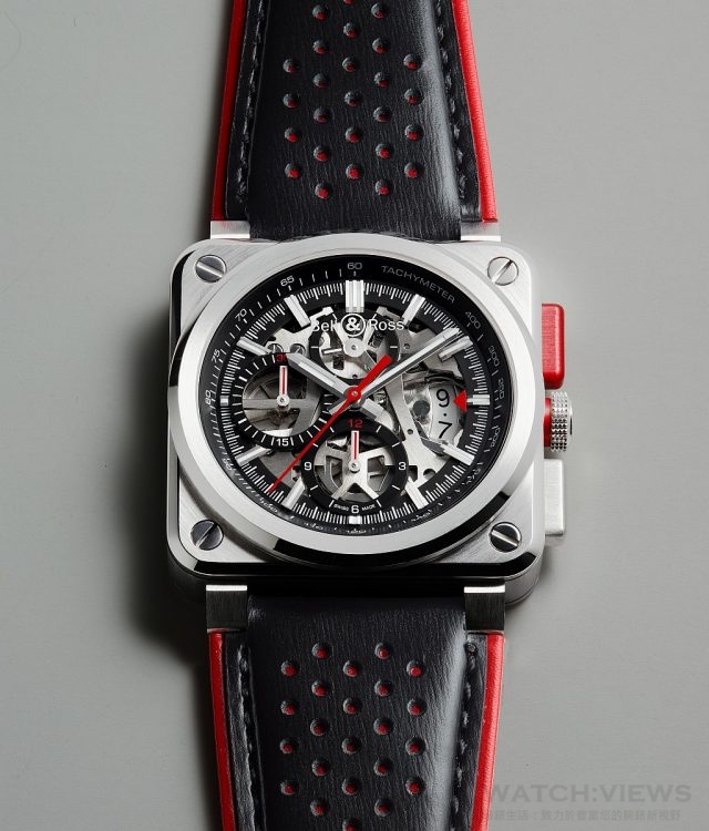 如同AeroGT概念車給人的第一印象一樣，BR AeroGT是一款前衛時尚的計時碼錶，專為車手設計。其機械裝置專門用於測量短時間隔。鏤空錶盤上搭配金屬時標。灰色水晶玻璃上有兩個計時盤：一個小時計時盤和一個30分鐘計時盤。同時，錶盤中央的大指針顯示秒鐘。速度計刻度令整體趨於完整。