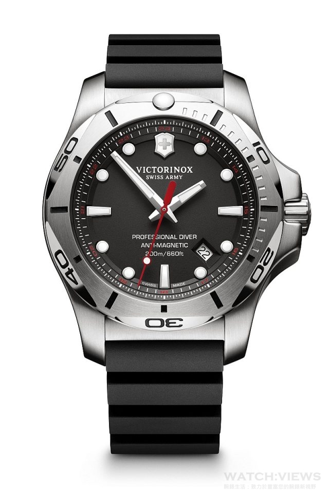 .N.O.X.Professional Diver腕錶，黑色、藍色、黃色或紅色錶盤，彈性坑紋設計的橡膠錶，4時半位置設日期顯示窗，內錶圈設軍用時間，瑞士製造Ronda 715石英機芯。