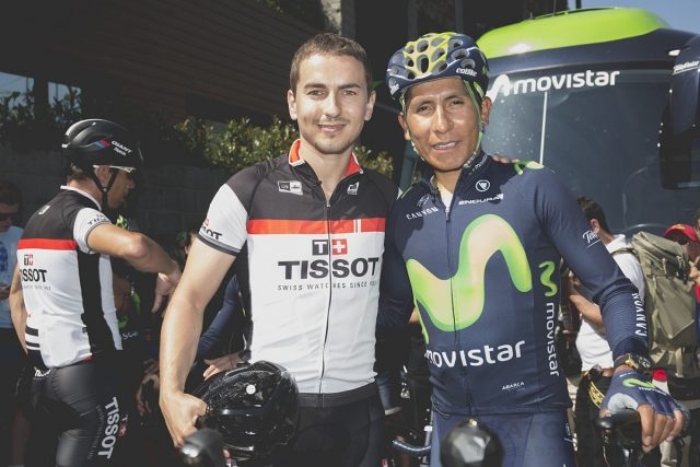 天梭表新代言人Jorge Lorenzo與環法自行車隊Movistar的主將Nairo Quintana合影。