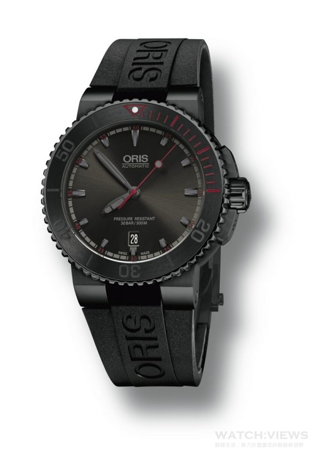 Oris El Hierro限量錶，黑色DLC塗層不鏽鋼黑色DLC塗層錶殼,錶徑43毫米，黑色陶瓷單向旋轉上框搭載紅色與灰色分鐘刻度標記，時、分、秒、日期，Oris733自動機芯，防水300米，不鏽鋼黑色DLC塗層後蓋, 海底火山浮雕和座標，橡膠錶帶搭配Oris獨家開發的黑色DLC塗層安全快速調整摺疊帶扣，全球限量 2,000只，建議售價NTD62,000。