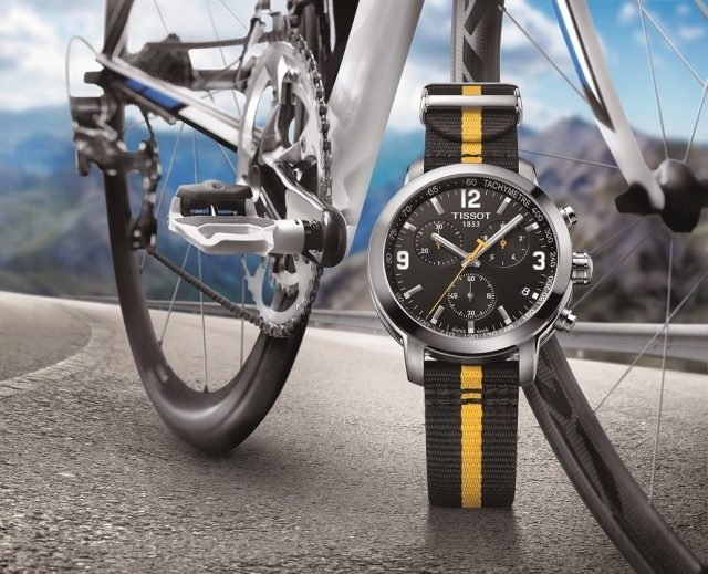 Tissot PRC200環法自行車賽特別款，運用了環法自行車賽代表色，並在錶殼背面刻上 Tour de France 字樣的標誌。