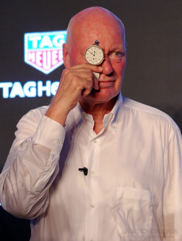路威酩軒集團鐘錶部門總裁兼TAG Heuer首席執行長Jean-Claude Biver展示美國太空員John Glenn配戴至太空的2915A計時腕錶