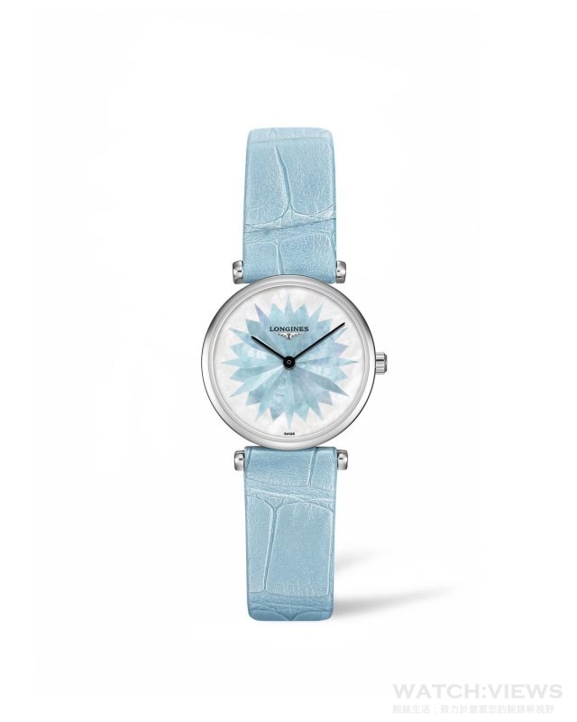 浪琴表嘉嵐系列寧靜藍腕錶 L4.209.4.03.2/ 建議售價NTD 46,000 浪琴表針對其代表性系列─浪琴表嘉嵐系列推出全新優雅錶款，運用潮流色彩讓該系列變得更加精采繽紛。嘉嵐系列給人清爽舒適感受的寧靜藍腕錶，錶徑24毫米不鏽鋼腕錶搭載石英機芯，抗磨損藍寶石水晶鏡面呵護著做工精緻的珍珠母貝面盤，飾以寧靜藍的星辰紋，完美地與寧靜藍鱷魚皮錶帶相互呼應，為整體造型散發率性活力氣息。