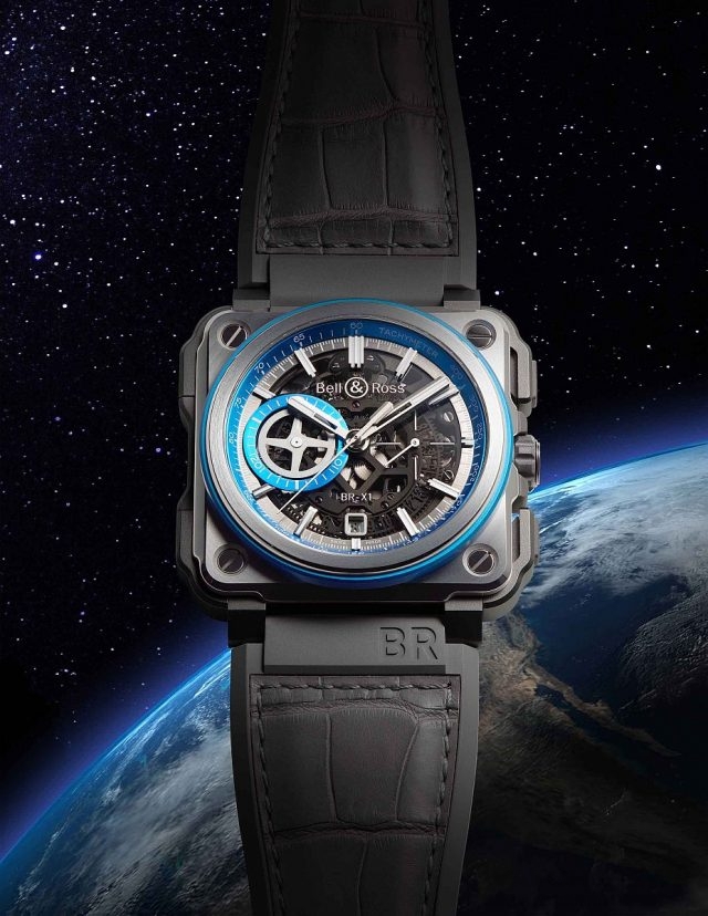 BR-X1 HyperStellar腕錶 5級鈦金屬及藍色陽極氧化鋁錶殼，錶徑45毫米，時、分、小秒針、日期顯示、計時碼錶、夜光指針及時標，BR-CAL.313自動上鍊機芯，藍寶石水晶玻璃鏡面，防水100米，鱷魚皮和橡膠錶帶，建議售價NTD 685,500。