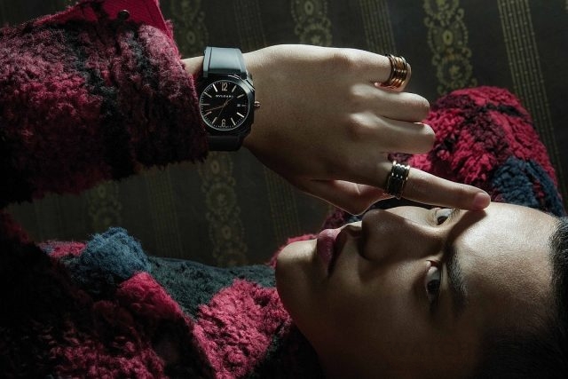 吳亦凡拍攝寶格麗腕錶系列廣告，配戴BVLGARI Octo Ultranero全黑類碳鑽錶殼自動腕錶。