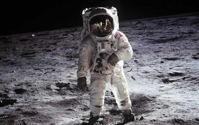 Buzz Aldrin是第一個在月球上佩戴Speedmaster的太空人，第一個登上月球的阿姆斯壯把他的超霸留在登月艙上當作備用計時器。
