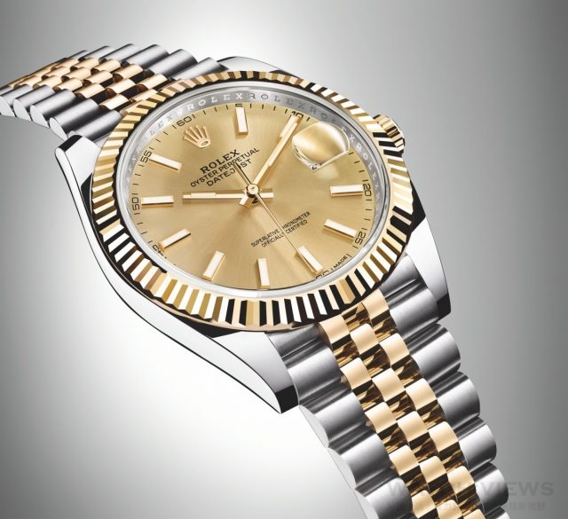 勞力士於 1933 年將Rolesor（金鋼）註冊為商標，此後金鋼組合就成為勞力士腕錶其中一個標誌特徵。Rolesor的概念很簡單：外圈、錶冠與錶帶中間鏈節為18 ct 黃金或 18 ct永恒玫瑰金（勞力士專利粉紅金合金），而中層錶殼及錶帶兩側鏈節則以904L 鋼製成。