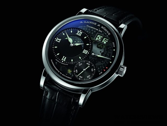 Grand Lange 1 Moon Phase "Lumen" 950鉑金錶殼，錶徑41毫米，黑色氧化處理實心銀主錶盤（外圈、時針、分針、小秒針），半透明藍寶石水晶錶鏡，時、分、小秒針、夜光大日曆、動力儲能顯示、月相，L095.4型手上鍊機芯，動力儲存72 小時，黑色鱷魚皮錶帶，限量200 只。