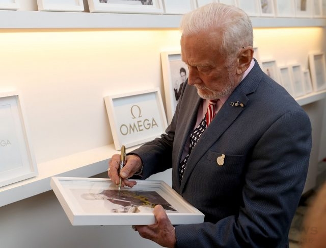 Buzz Aldrin親臨OMEGA House在里約奧運期間舉辦的太空之夜雞尾酒會。