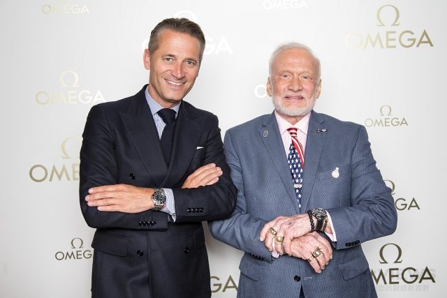 Buzz Aldrin與Omega全球總裁Raynald Aeschlimann合影