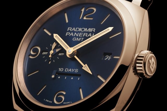 Radiomir 1940 10 Days Automatic Oro Rosso 10日動力儲存自動紅金腕錶(PAM00659)的九點鐘方位的箭頭形中央指針，提供具晝夜顯示的雙時區時間，專為穿梭異地人士而設。