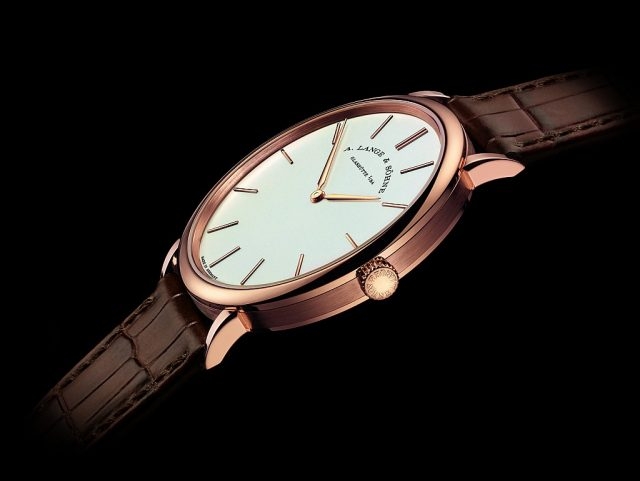 Saxonia Thin 18K 玫瑰金或白金錶殼，錶徑40 毫米， 時、分顯示，L093.1 型手上鍊機芯，動力儲存72 小時，鱷魚皮錶帶。