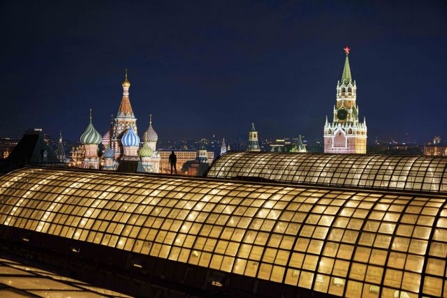 從莫斯科古姆百貨商場玻璃屋頂眺望紅場-洞悉之時巴黎天文台-征服之時©Steve McCurry/Vacheron Constantin