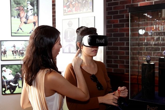 伯爵還打造Piaget Polo Game 360度VR體驗區，只要站上人造草皮，戴上360度VR眼鏡，透過最新的高科技，就能感受彷彿置身馬球賽場與伯爵馬球隊Play a Different Game。